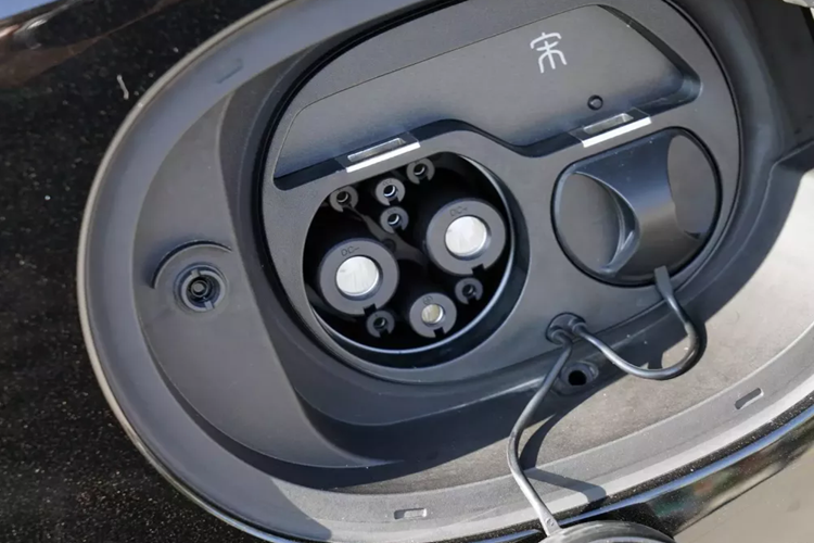 Trong một, hai năm trở lại đây, sự phát triển của thị trường năng lượng mới ở Trung Quốc có thể nói là “có bước nhảy vọt”, với những mẫu mã mới bắt mắt liên tục được giới thiệu ra thị trường. Đồng thời, trong số những mẫu SUV thuần điện có giá từ 200.000 đến 300.000 RMB, Tesla Model Y hiện là mẫu xe có sức cạnh tranh nhất.