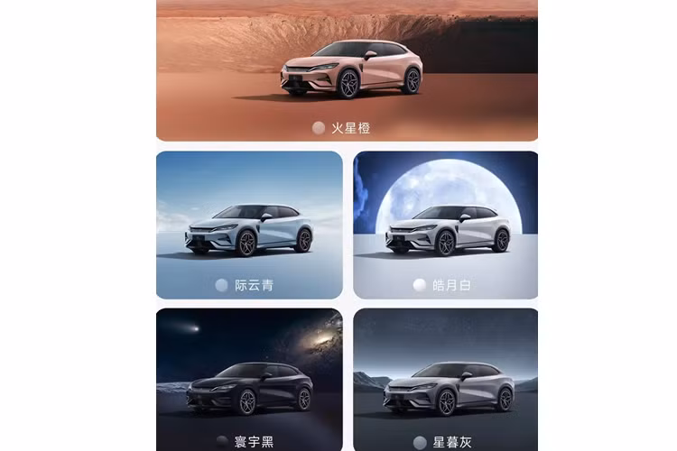 Thành xe có tư thế thân xe thấp, đường mui trượt xuống khiến phần đuôi BYD Song L 2023 trông rất đầm chắc. Nhiều đường gân được viền ở bên thân xe, nâng cao cảm giác chắc chắn cho xe. Đèn hậu có thiết kế tinh gọn và cũng được trang bị cánh lướt gió phía sau có thể nâng lên.