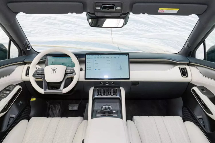 BYD Song L 2023 có các số đo bao gồm chiều dài, chiều rộng và chiều cao là 4840/1950/1560mm, chiều dài cơ sở 2930 mm. Kích thước này lớn hơn Song Plus và Song Pro, còn được gọi là "Song", và tương tự như Tang.