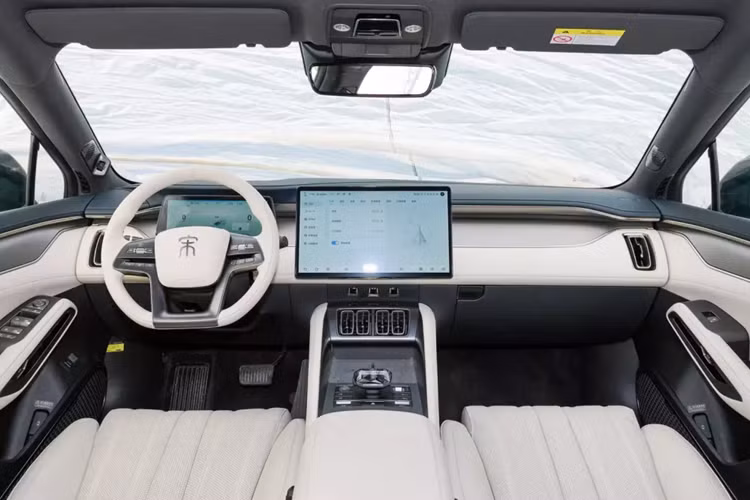 BYD Song L 2023 có các số đo bao gồm chiều dài, chiều rộng và chiều cao là 4840/1950/1560mm, chiều dài cơ sở 2930 mm. Kích thước này lớn hơn Song Plus và Song Pro, còn được gọi là "Song", và tương tự như Tang.