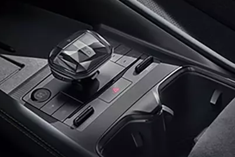 Về không gian ghế ngồi, khoảng không trên đầu của Song L ở hàng ghế trước ở mức tốt, người trải nghiệm cao 1,8 mét vẫn có gần 2 khoảng không gian trên đầu sau khi điều chỉnh theo tư thế lái tiêu chuẩn. Cốp xe rất phẳng và được trang bị phong phú, có hai móc, bốn điểm neo lưới hành lý, đèn chiếu sáng và ổ cắm điện ba pha 220V.