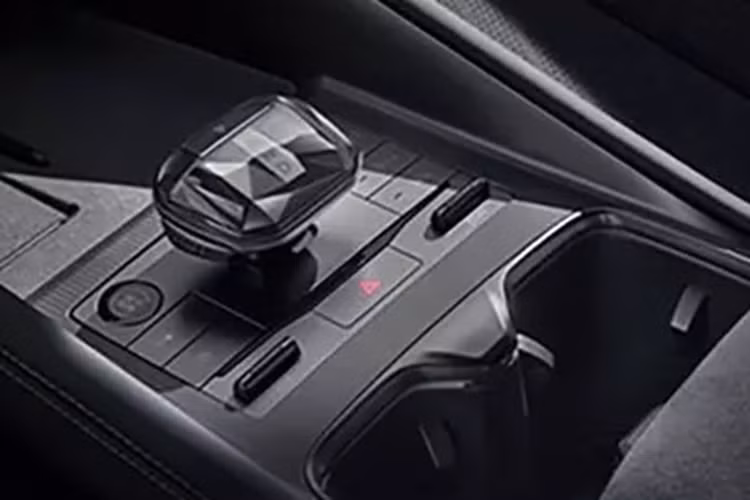 Về không gian ghế ngồi, khoảng không trên đầu của Song L ở hàng ghế trước ở mức tốt, người trải nghiệm cao 1,8 mét vẫn có gần 2 khoảng không gian trên đầu sau khi điều chỉnh theo tư thế lái tiêu chuẩn. Cốp xe rất phẳng và được trang bị phong phú, có hai móc, bốn điểm neo lưới hành lý, đèn chiếu sáng và ổ cắm điện ba pha 220V.