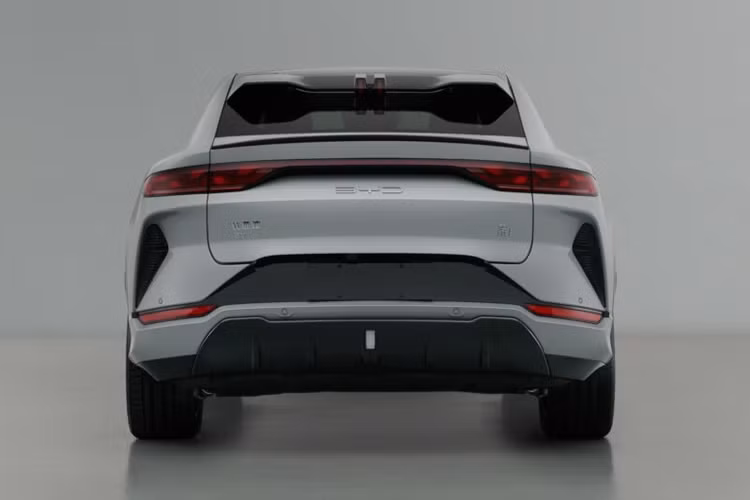 Điều đáng nói là qua trải nghiệm thực tế, giới truyền thông Trung Quốc nhận thấy chất liệu và cấu hình nội thất của xe đã được cải thiện rất nhiều so với các mẫu Song Plus, Song Pro và Song Max hiện tại, một chiếc SUV cỡ trung như vậy là một chiếc xe trẻ, đẹp và rẻ, cũng là chiếc xe đầu tiên hoàn hảo cho gia đình.