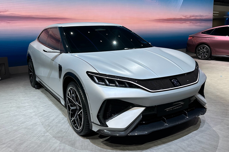 Trẻ trung, thời trang và hiểu biết về công nghệ là những điều mà hầu hết tất cả các mẫu xe trong tầm giá 150.000 nhân dân tệ 250.000 nhân dân tệ đều cố gắng đạt được và chúng tôi cũng đã thấy những cải tiến về khía cạnh này trên BYD Song L, điều này cho thấy sự trẻ hóa sự chỉ đạo của nhà Song dưới thương hiệu BYD.