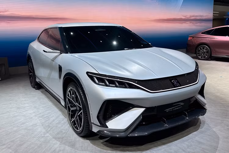 Trẻ trung, thời trang và hiểu biết về công nghệ là những điều mà hầu hết tất cả các mẫu xe trong tầm giá 150.000 nhân dân tệ 250.000 nhân dân tệ đều cố gắng đạt được và chúng tôi cũng đã thấy những cải tiến về khía cạnh này trên BYD Song L, điều này cho thấy sự trẻ hóa sự chỉ đạo của nhà Song dưới thương hiệu BYD.