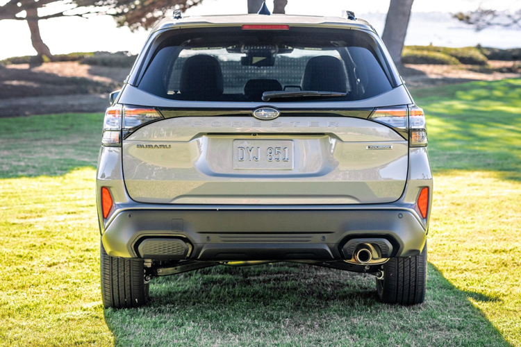 Khác với đầu xe, khu vực phía sau của Subaru Forester 2024 lại khiến người ta nhớ đến Nissan Kicks e-Power, đặc biệt là cụm đèn hậu. Cụm đèn hậu mới này nối với nhau bằng nẹp màu đen bóng vắt ngang cửa cốp. Bên dưới logo Subaru là dòng chữ "Forester" được dập nổi.