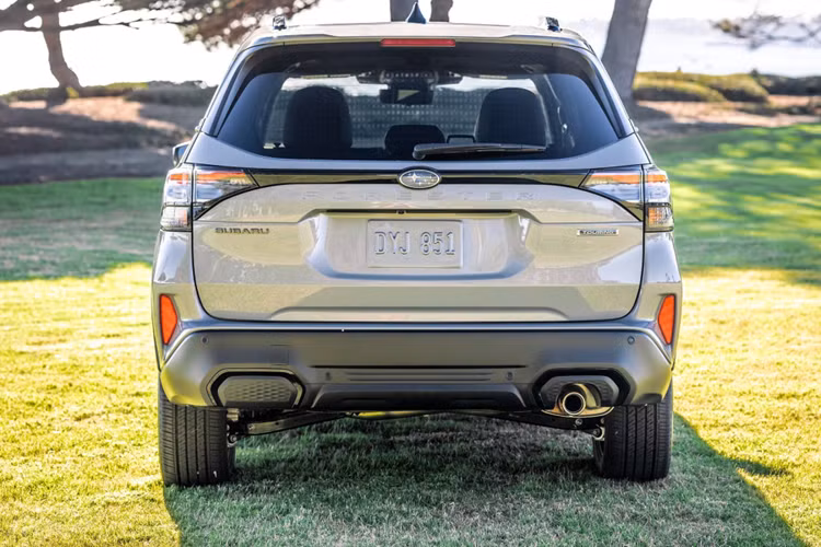 Khác với đầu xe, khu vực phía sau của Subaru Forester 2024 lại khiến người ta nhớ đến Nissan Kicks e-Power, đặc biệt là cụm đèn hậu. Cụm đèn hậu mới này nối với nhau bằng nẹp màu đen bóng vắt ngang cửa cốp. Bên dưới logo Subaru là dòng chữ "Forester" được dập nổi.