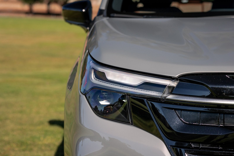 Nằm hai bên lưới tản nhiệt là đèn pha 2 tầng mới với dải đèn LED định vị ban ngày DRL được đặt phía trên. Dải đèn DRL này trông khá giống trang bị của Toyota RAV4.