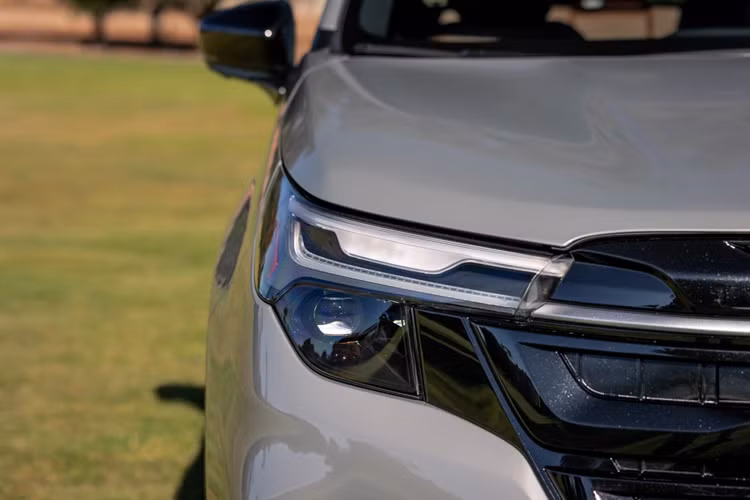 Nằm hai bên lưới tản nhiệt là đèn pha 2 tầng mới với dải đèn LED định vị ban ngày DRL được đặt phía trên. Dải đèn DRL này trông khá giống trang bị của Toyota RAV4.