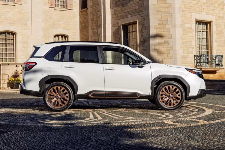 Trong những hình ảnh rò rỉ này, có 2 phiên bản khác nhau của mẫu xe SUV Subaru Forester 2024, bao gồm Touring và Sport. Dù ở phiên bản nào, xe cũng được áp dụng phong cách thiết kế mới.