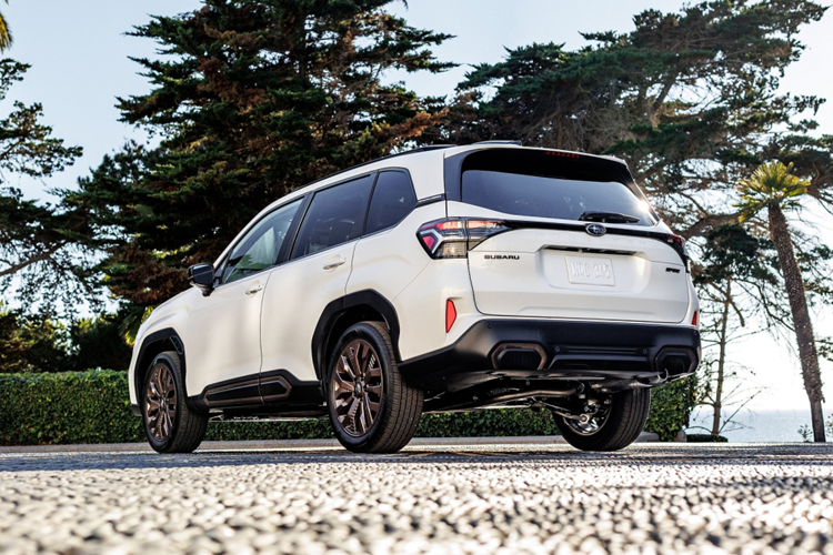 Tiếp theo đó là 2 đèn phản quang nằm dọc, cản sau mới sơn màu đen và 1 đầu ống xả hình tròn nằm bên phải. Ở phiên bản Sport, Subaru Forester 2024 sẽ có những chi tiết màu đồng làm điểm nhấn trên cản trước/cản sau, trên cửa... và vành la-zăng.