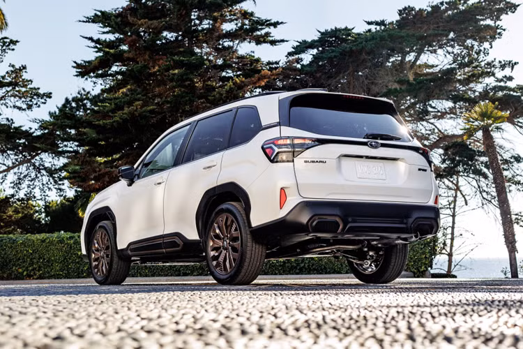 Tiếp theo đó là 2 đèn phản quang nằm dọc, cản sau mới sơn màu đen và 1 đầu ống xả hình tròn nằm bên phải. Ở phiên bản Sport, Subaru Forester 2024 sẽ có những chi tiết màu đồng làm điểm nhấn trên cản trước/cản sau, trên cửa... và vành la-zăng.