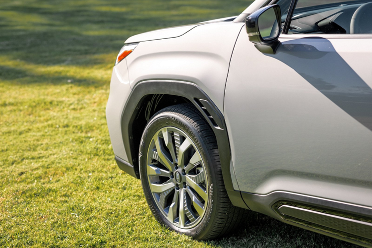 Phía sau chắn bùn trước của xe còn có thêm khe gió. Vành la-zăng của xe có đường kính 19 inch ở bản cao cấp với thiết kế 5 chấu kép và sơn màu xám khỏe khoắn.