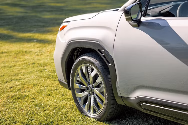 Phía sau chắn bùn trước của xe còn có thêm khe gió. Vành la-zăng của xe có đường kính 19 inch ở bản cao cấp với thiết kế 5 chấu kép và sơn màu xám khỏe khoắn.