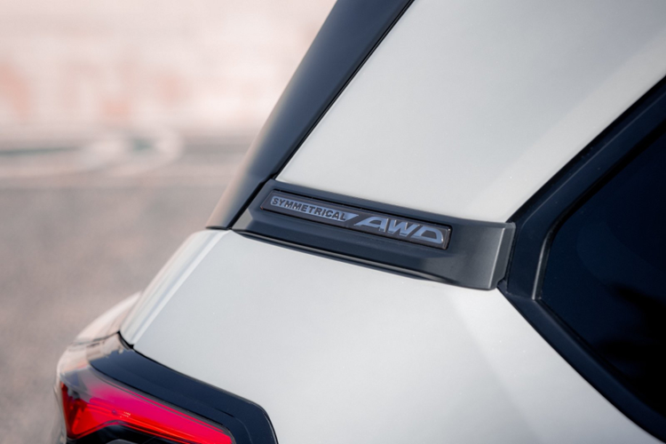 Trong khi đó, cột D của xe có thêm nẹp trang trí màu đen với dòng chữ “Symmetrical AWD”, ám chỉ hệ dẫn động 4 bánh toàn thời gian nổi tiếng của Subaru.