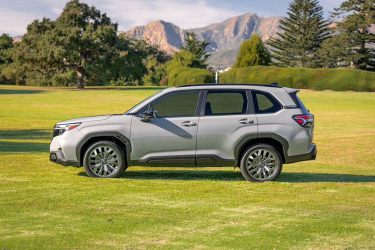 Nhìn chung, khu vực đầu xe của Subaru Forester 2024 giống như sự kết hợp giữa xe Ford và Honda. Điều này khiến không ít người cảm thấy mẫu SUV nhà Subaru bị "mất chất". Vòng sang bên sườn, chúng ta sẽ bắt gặp nẹp màu đen dày dặn bao quanh hốc bánh và trên cửa.