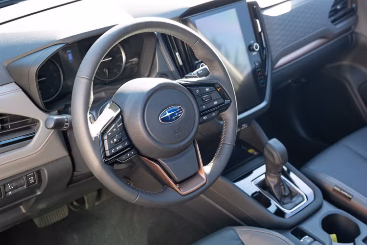 Bên trong xe, mẫu SUV cỡ C này vẫn dùng vô lăng 3 chấu và bảng đồng hồ analog với màn hình đa thông tin ở giữa như thế hệ cũ.