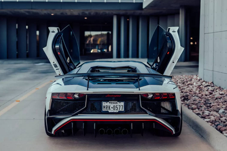 Tuy nhiên sự ra đời của những chiếc siêu xe ứng dụng hệ thống turbo tăng áp để tối ưu quá trình nạp khí hoặc thậm chí là trang bị hệ truyền động hybrid (động cơ xăng kết hợp mô-tơ điện) đã khiến mức hiệu năng của Aventador SV bị tụt lại phía sau khá đáng kể.