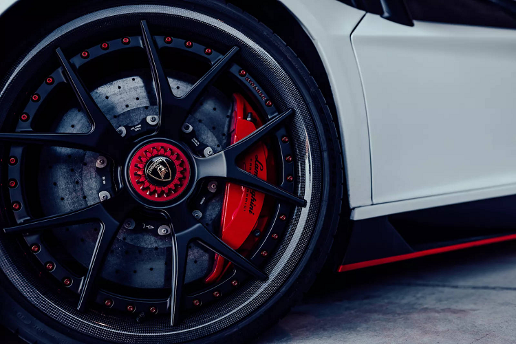 Trước đây vào năm 2021, đã từng có một chiếc Aventador SVJ "gây bão" khi được độ hệ thống turbo tăng áp kép để tăng công suất đo được tại bánh xe lên mức 2.000 mã lực. Tuy nhiên chiếc xe đó cần nhiên liệu đặc biệt để vận hành, cũng như chi phí duy tu bảo dưỡng khá tốn kém.