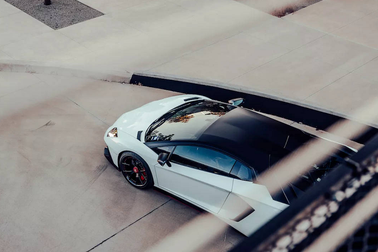 Ổ khóa trung tâm nguyên bản của Lamborghini Aventador SV độ turbo kép này cũng sơn lại màu đỏ để đồng nhất với bộ mâm mới.