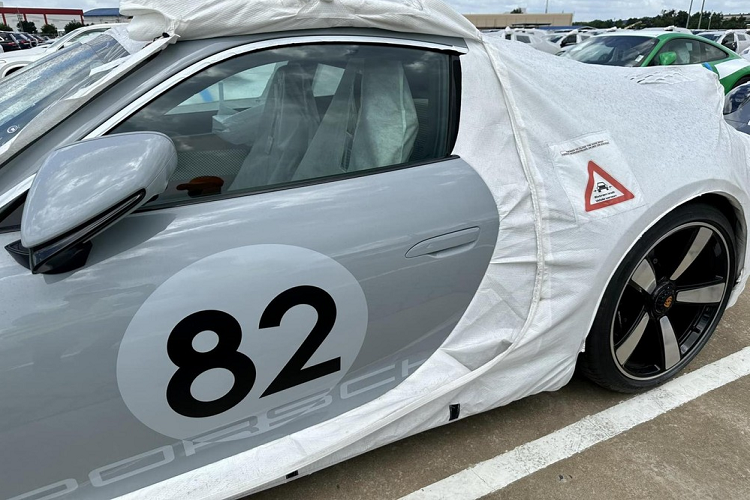 Được biết, chiếc xe Porsche 911 Sport Classic 2023 kể trên thuộc sở hữu của ông Đặng Lê Nguyên Vũ, có số 10 bên cửa, vì thế, nhiều người mê xe đang chờ hình ảnh về xe Porsche 911 Sport Classic 2023 của Cường Đô la để xem, tay chơi siêu xe phố núi sẽ chọn con số nào ở cửa xe.