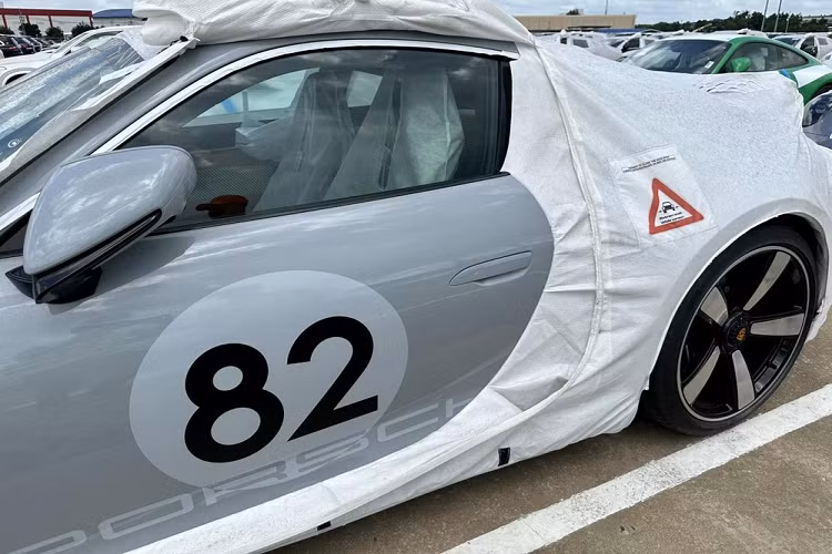 Được biết, chiếc xe Porsche 911 Sport Classic 2023 kể trên thuộc sở hữu của ông Đặng Lê Nguyên Vũ, có số 10 bên cửa, vì thế, nhiều người mê xe đang chờ hình ảnh về xe Porsche 911 Sport Classic 2023 của Cường Đô la để xem, tay chơi siêu xe phố núi sẽ chọn con số nào ở cửa xe.