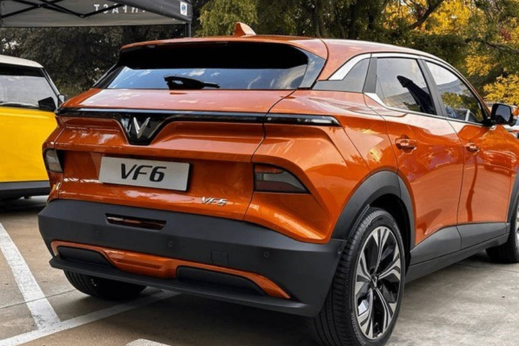 Với kích thước nhỏ gọn bên ngoài nhưng rộng rãi trong cabin, VF 6 được nhiều người đánh giá phù hợp với thị hiếu của thị trường khi có thể di chuyển linh hoạt trong mọi điều kiện giao thông, vừa là không gian thoải mái, tiện nghi như “một ngôi nhà di động”. Bởi vậy, mẫu SUV này được kỳ vọng trở thành lựa chọn lý tưởng cho mọi người dùng, đặc biệt là những gia đình trẻ năng động.