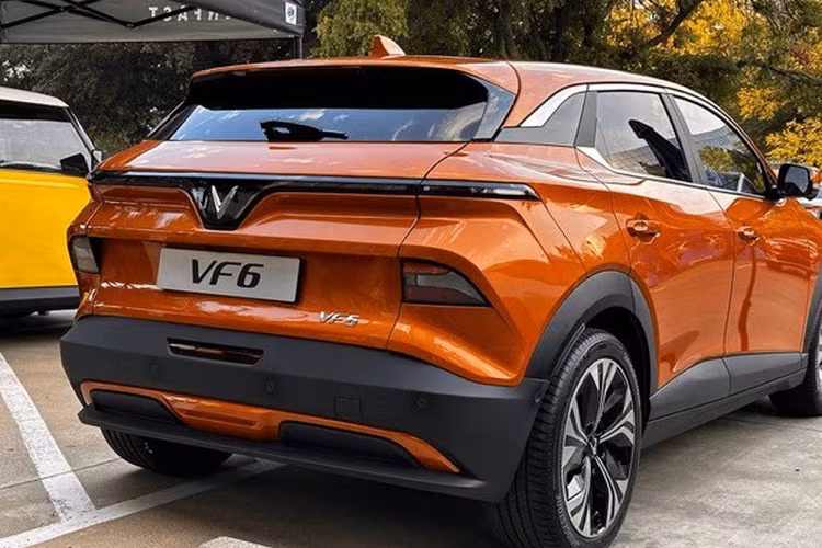 Với kích thước nhỏ gọn bên ngoài nhưng rộng rãi trong cabin, VF 6 được nhiều người đánh giá phù hợp với thị hiếu của thị trường khi có thể di chuyển linh hoạt trong mọi điều kiện giao thông, vừa là không gian thoải mái, tiện nghi như “một ngôi nhà di động”. Bởi vậy, mẫu SUV này được kỳ vọng trở thành lựa chọn lý tưởng cho mọi người dùng, đặc biệt là những gia đình trẻ năng động.