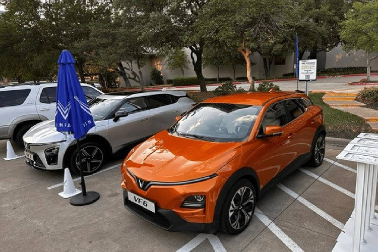 Từ ngày đầu ra mắt quốc tế tại Triển lãm CES 2022 tới khi xuất hiện “bằng xương bằng thịt” trước khách hàng trong nước tại chuỗi Triển lãm “VinFast – Vì tương lai xanh”, VF 6 nhận được nhiều phản hồi tích cực nhờ thiết kế thời thượng, đậm nét thể thao hiện đại nhưng không kém phần tinh tế, mang đặc trưng riêng của VinFast.