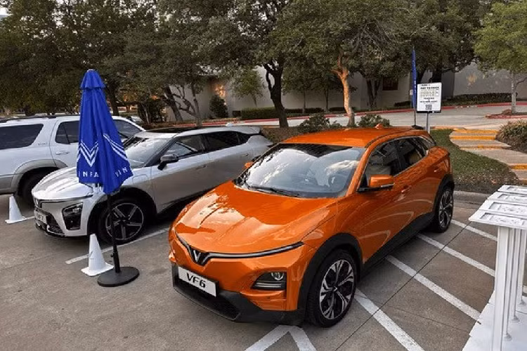 Từ ngày đầu ra mắt quốc tế tại Triển lãm CES 2022 tới khi xuất hiện “bằng xương bằng thịt” trước khách hàng trong nước tại chuỗi Triển lãm “VinFast – Vì tương lai xanh”, VF 6 nhận được nhiều phản hồi tích cực nhờ thiết kế thời thượng, đậm nét thể thao hiện đại nhưng không kém phần tinh tế, mang đặc trưng riêng của VinFast.