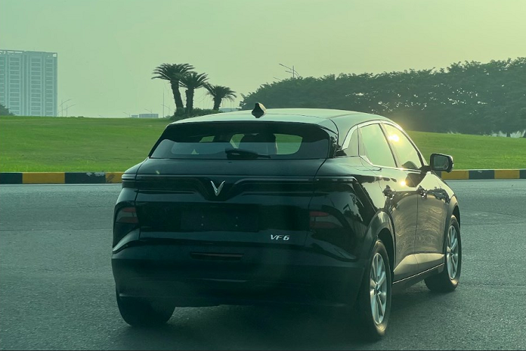 Thoạt nhìn, hai chiếc xe sở hữu ngoại hình không mấy khác biệt và khá tương đồng với hình ảnh rò rỉ về bản thương mại trong nhà máy VinFast Hải Phòng trước đó. Qua các bức ảnh có thể nhận ra ngay dải đèn hình cánh chim đặc trưng của hãng trên đầu xe và đuôi xe. Cụm đèn trước full LED gồm cả đèn pha/cos được thiết kế khá lớn, nằm thấp ở hai góc đầu xe.