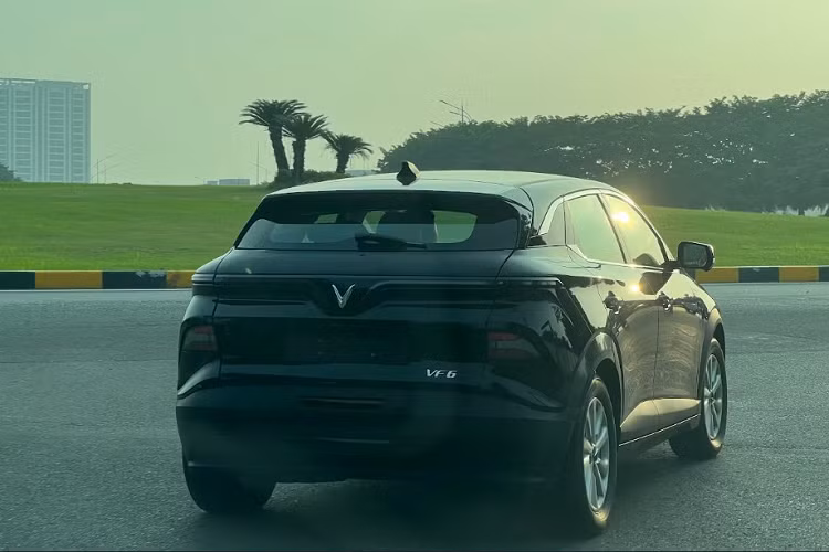 Thoạt nhìn, hai chiếc xe sở hữu ngoại hình không mấy khác biệt và khá tương đồng với hình ảnh rò rỉ về bản thương mại trong nhà máy VinFast Hải Phòng trước đó. Qua các bức ảnh có thể nhận ra ngay dải đèn hình cánh chim đặc trưng của hãng trên đầu xe và đuôi xe. Cụm đèn trước full LED gồm cả đèn pha/cos được thiết kế khá lớn, nằm thấp ở hai góc đầu xe.