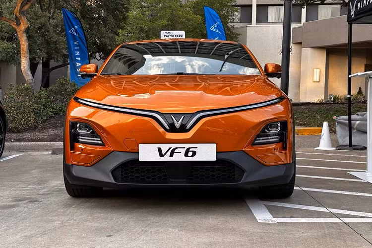 Theo thông số từng công bố tại Triển lãm Điện tử Tiêu dùng CES 2022 (Mỹ), VinFast VF6 2024 mới sẽ có kích thước là 4.238 x 1.820 x 1.594 (mm) cùng chiều dài cơ sở ấn tượng lên đến 2.730 (mm), tương đương nhiều xe phân khúc C.