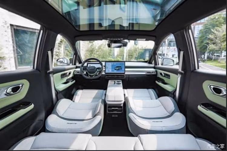 Điểm nổi bật dành cho du khách chính là Aion Y Plus được thiết kế với hàng ghế trước và sau, có thể gập phẳng trong cùng mặt phẳng, có thể làm khoang chở hàng hoặc thành tùy chọn với bộ nệm bơm hơi để sử dụng làm giường dài 1,8 m, đặt dọc theo toàn bộ chiều dài của xe, cũng có thể được chuyển đổi thành phòng khách để ngủ và xem phim.