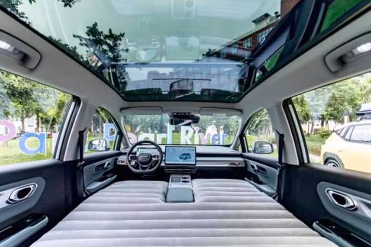 Dựa trên nền tảng điện thuần AEP 2.0 của thương hiệu, Aion Y Plus được trang bị động cơ đồng bộ nam châm vĩnh cửu có công suất 201 mã lực và mô-men xoắn cực đại 225 Nm, xe hỗ trợ chế độ lái một bàn đạp hoặc i-Pedal, giúp tăng quãng đường lái xe lên tới 23%.