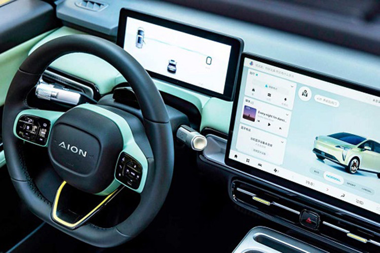 Aion Y Plus đi kèm với hệ thống thông tin giải trí bao gồm hệ thống buồng lái thông minh ADiGO SPACE hỗ trợ ra lệnh bằng giọng nói bằng 2 ngôn ngữ, tiếng Thái/tiếng Anh (chỉ dành cho các mẫu cao cấp). Hệ thống có thể phản hồi lệnh trong vòng chưa đầy 0,6 giây và cũng hỗ trợ kết nối internet, kết nối điện thoại thông minh, hệ thống định vị và chức năng camera toàn cảnh 360 độ.