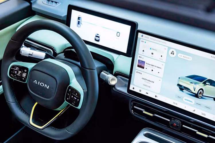 Aion Y Plus đi kèm với hệ thống thông tin giải trí bao gồm hệ thống buồng lái thông minh ADiGO SPACE hỗ trợ ra lệnh bằng giọng nói bằng 2 ngôn ngữ, tiếng Thái/tiếng Anh (chỉ dành cho các mẫu cao cấp). Hệ thống có thể phản hồi lệnh trong vòng chưa đầy 0,6 giây và cũng hỗ trợ kết nối internet, kết nối điện thoại thông minh, hệ thống định vị và chức năng camera toàn cảnh 360 độ.