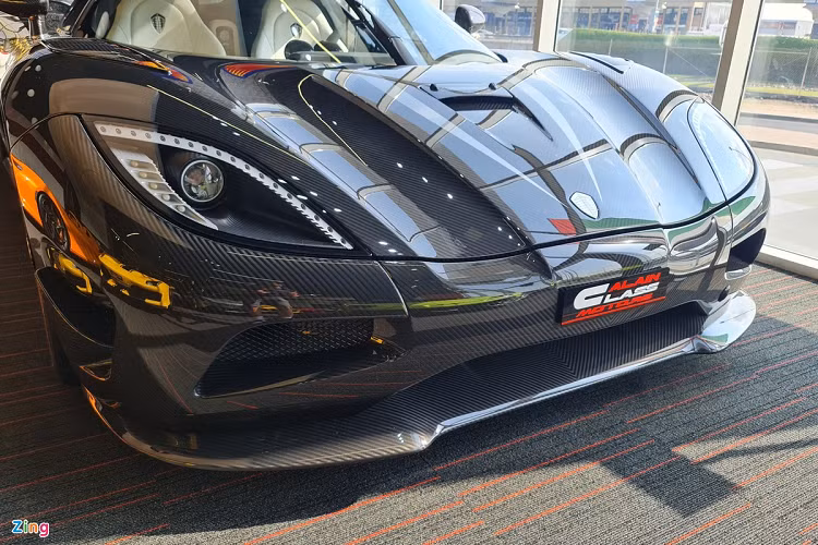 Chiếc Koenigsegg Agera R tại Dubai này được trang bị khối động cơ V8, dung tích 5.0L tăng áp kép, sản sinh công suất tối đa 1.140 mã lực và 1.200 Nm mô-men xoắn khi sử dụng xăng sinh học E85 hoặc E100. Xe có thể tăng tốc từ vị trí xuất phát lên 100 km/h chỉ trong 2,8 giây trước khi đạt vận tốc tối đa 440 km/h.