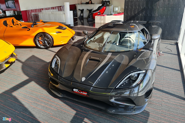 So với phiên bản tiêu chuẩn, siêu xe Koenigsegg Agera R được nâng cấp một số chi tiết ở ngoại thất như cánh chia gió ở phía trước và thân xe làm bằng sợi carbon nguyên khối.