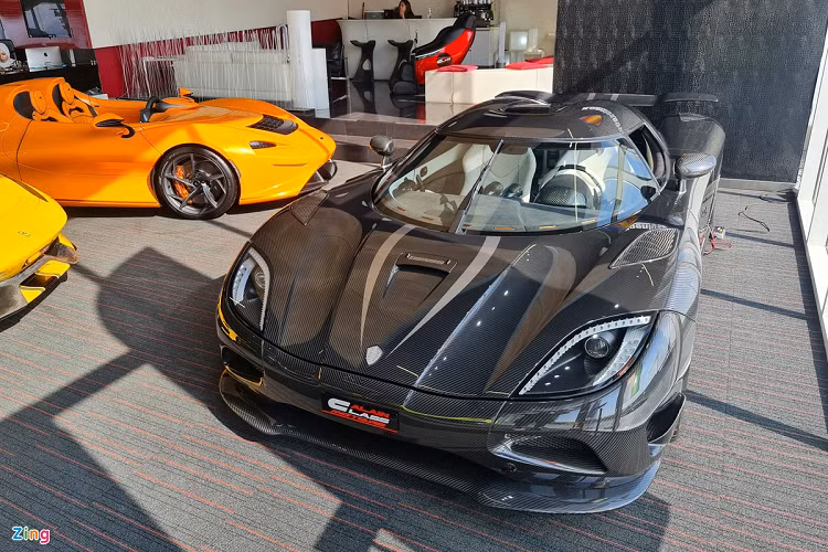 So với phiên bản tiêu chuẩn, siêu xe Koenigsegg Agera R được nâng cấp một số chi tiết ở ngoại thất như cánh chia gió ở phía trước và thân xe làm bằng sợi carbon nguyên khối.