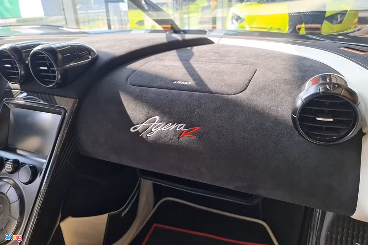 Táp lô bên phụ nổi bật với dòng chữ "Agera R" được thêu nổi.