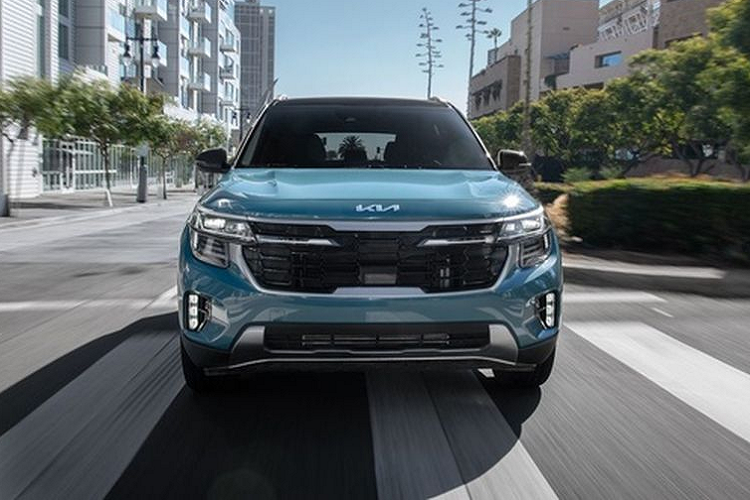 Tại Hàn Quốc, Kia Seltos có 2 phiên bản trang bị động cơ bao gồm máy xăng tăng áp 4 xy-lanh dung tích 1.6L, công suất 177 mã lực và mô-men xoắn 265 Nm. Đi kèm động cơ này là hộp số 8 cấp mới.