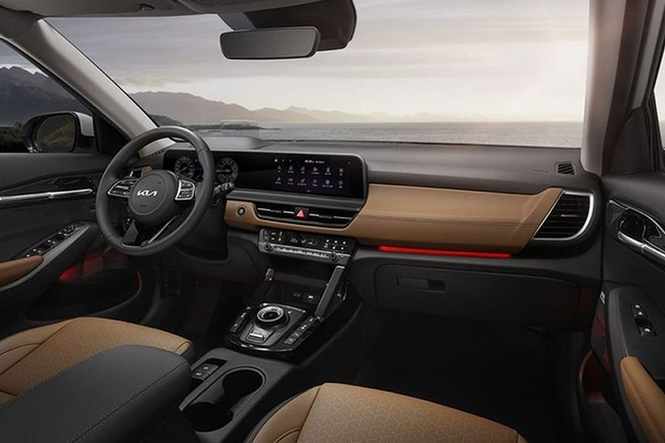 Kia Seltos 2024 cũng được tinh chỉnh lại về thiết kế với bản tầm trung có hệ thống nút bấm trên cửa bên nay được làm đen bóng, đem lại cảm giác hiện đại. Trong khi đó, bản cao cấp nhất là Gravity nay dùng lưới tản nhiệt đen bóng bên ngoài đều để tăng vẻ sang trọng, tinh xảo.