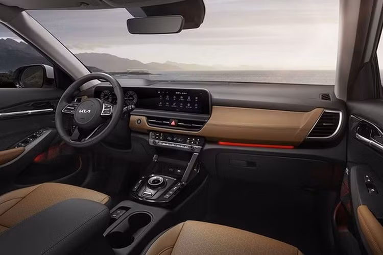 Kia Seltos 2024 cũng được tinh chỉnh lại về thiết kế với bản tầm trung có hệ thống nút bấm trên cửa bên nay được làm đen bóng, đem lại cảm giác hiện đại. Trong khi đó, bản cao cấp nhất là Gravity nay dùng lưới tản nhiệt đen bóng bên ngoài đều để tăng vẻ sang trọng, tinh xảo.