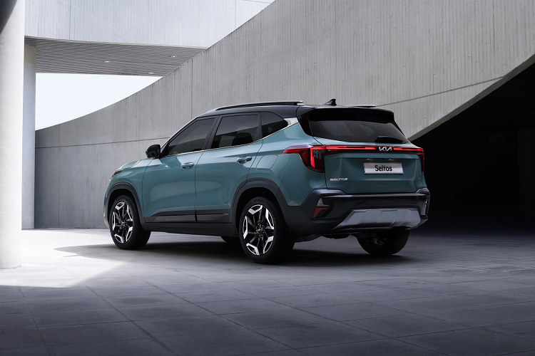 Tùy chọn thứ hai là động cơ Smartstream 4 xy-lanh 2.0L, mạnh 149 mã lực và mô-men xoắn 179 Nm, kết hợp cùng hộp số vô cấp IVT.