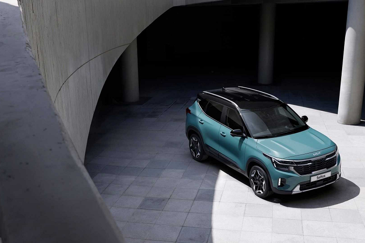 Cùng với việc nâng cấp trang bị, giá xe Kia Seltos 2024 cũng tăng nhẹ với mức khởi điểm 16 triệu won tại Hàn Quốc (tương đương 280 triệu đồng). Tại Việt Nam, Thaco đang phân phối Seltos với 4 phiên bản và 2 tùy chọn động cơ dung tích 1.4L và 1.6L, mức giá dao động từ 649 đến 769 triệu đồng.