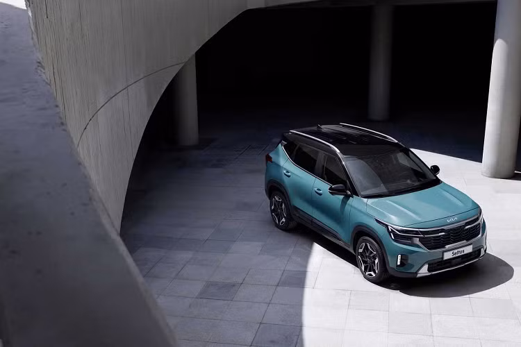 Cùng với việc nâng cấp trang bị, giá xe Kia Seltos 2024 cũng tăng nhẹ với mức khởi điểm 16 triệu won tại Hàn Quốc (tương đương 280 triệu đồng). Tại Việt Nam, Thaco đang phân phối Seltos với 4 phiên bản và 2 tùy chọn động cơ dung tích 1.4L và 1.6L, mức giá dao động từ 649 đến 769 triệu đồng.