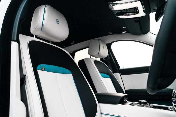 Trung tâm hàng ghế sau có hình thêu các địa điểm nổi bật ở Manchester. Trần xe Rolls-Royce trang trí hoa văn lấy cảm hứng từ lưới phân tử Graphene liên tưởng đến siêu vật liệu Graphene - do Đại học Manchester tiên phong phát hiện ra đầu tiên.