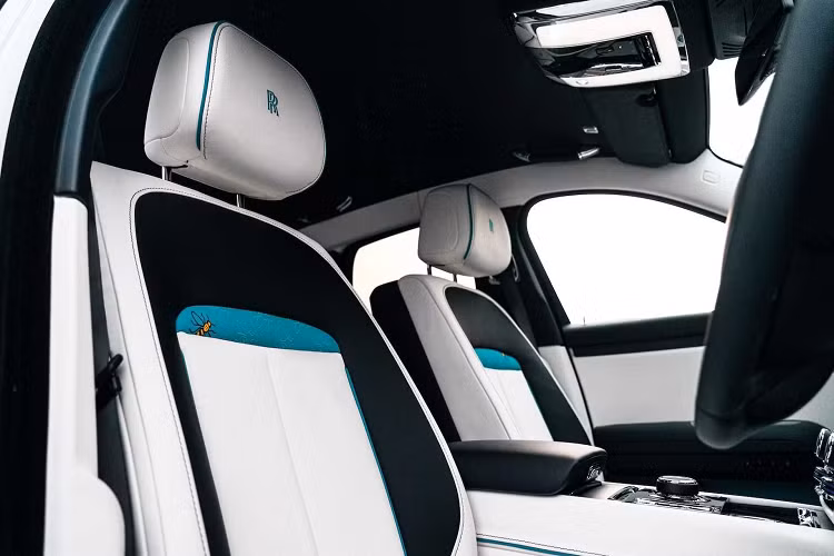 Trung tâm hàng ghế sau có hình thêu các địa điểm nổi bật ở Manchester. Trần xe Rolls-Royce trang trí hoa văn lấy cảm hứng từ lưới phân tử Graphene liên tưởng đến siêu vật liệu Graphene - do Đại học Manchester tiên phong phát hiện ra đầu tiên.