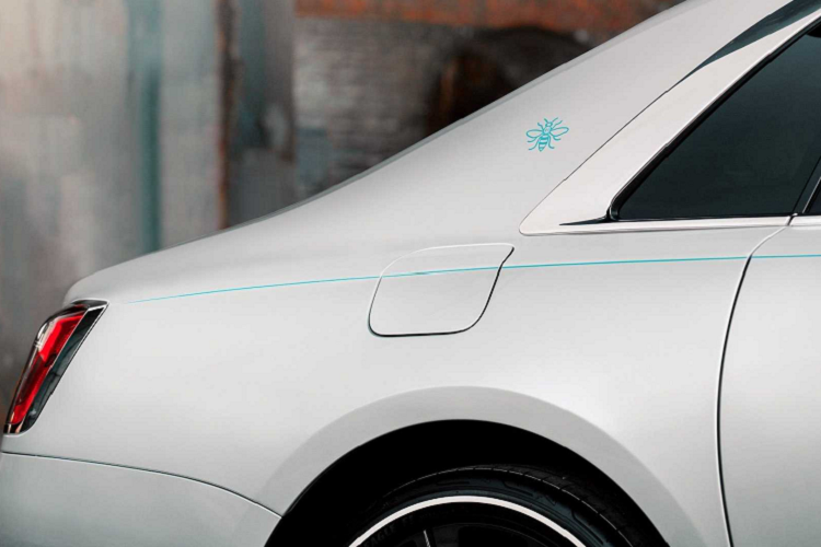 Trong khi đó, một số chi tiết nội thất của Manchester Ghost được làm riêng nhằm tôn vinh lịch sử của thành phố. Bảng táp-lô phát sáng Iluminated Fascia với 10.000 chấm khắc laser, mô tả khung cảnh Manchester từ trên cao, với chấm lớn nhất đại diện cho vị trí của khách sạn Midland.